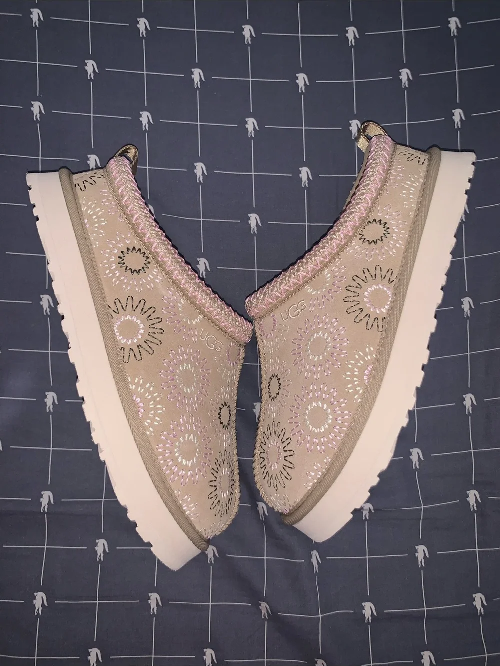 UGG Kids' Tazz Sun Stitch Slippers Mustard Seed Size: 6 Kids /7.5 Women